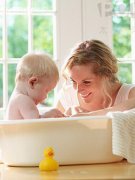 年輕媽媽要學(xué)會(huì)給寶寶洗澡