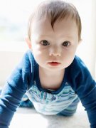 寶寶爬行時，媽媽要幫寶寶排除危險的地方